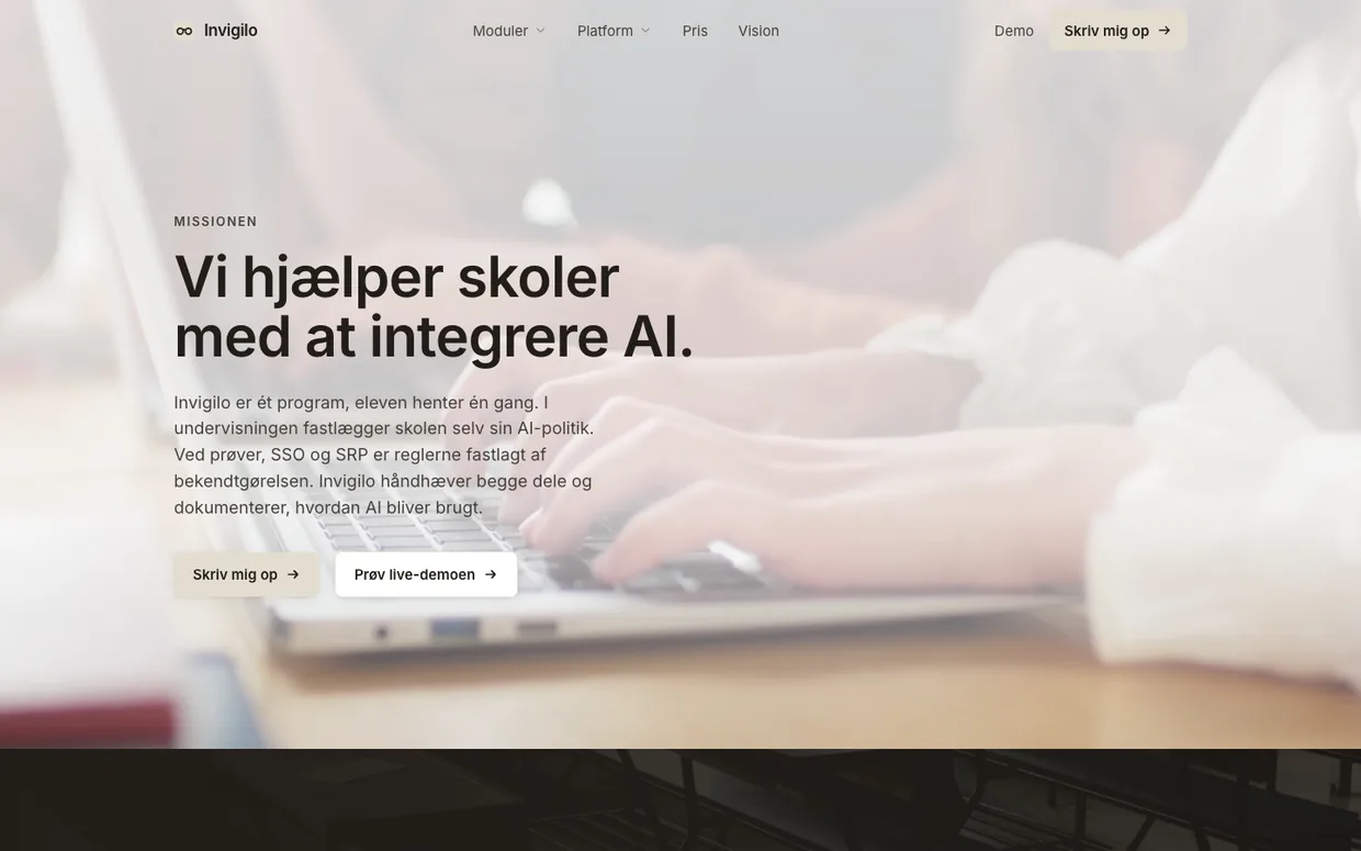 Invigilo-hjemmesidens hero: overskriften “Vi hjælper skoler med at integrere AI.” over et dæmpet foto af elever, der skriver på bærbare computere.