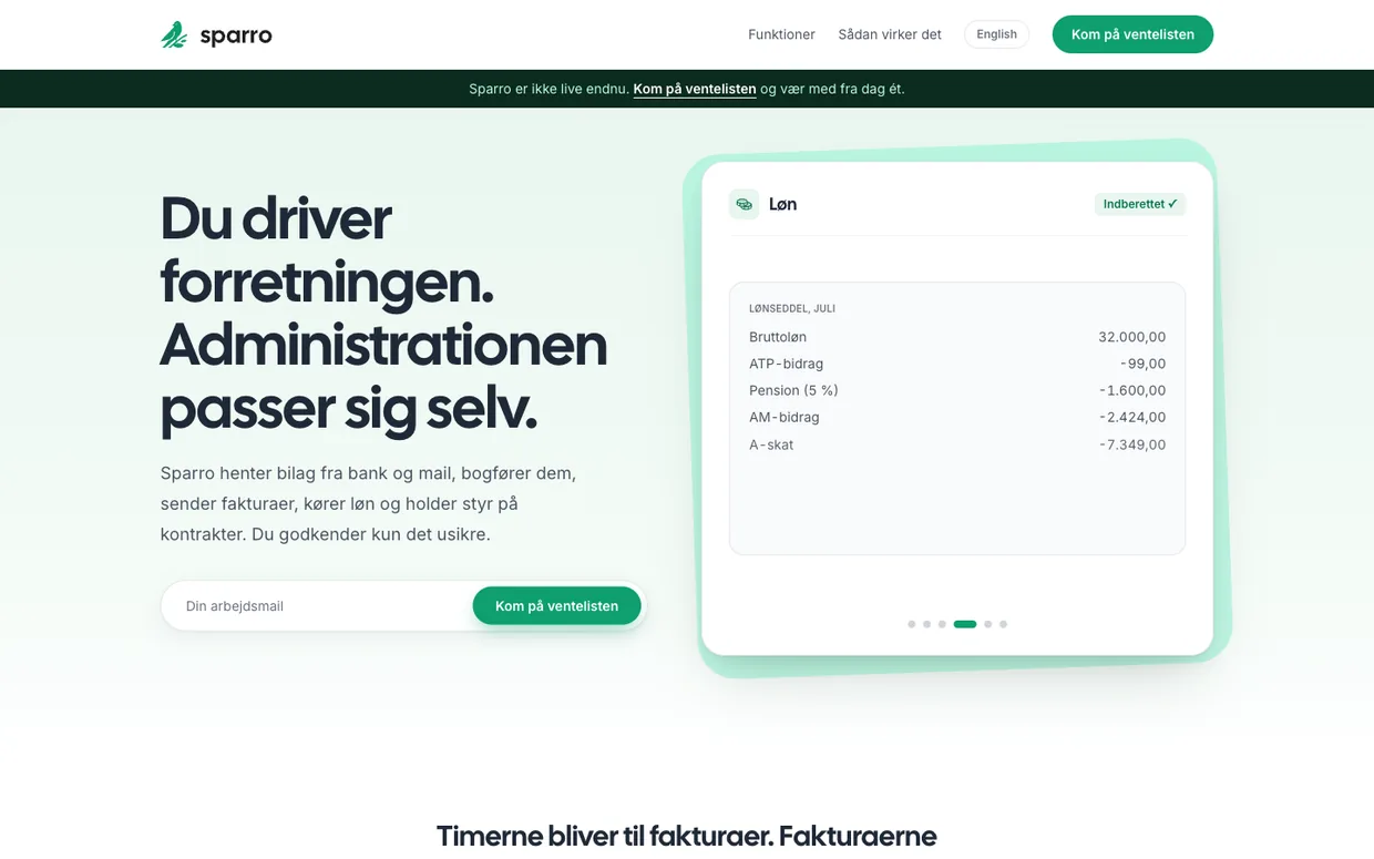 Sparro-hjemmesidens hero: overskriften “Du driver forretningen. Administrationen passer sig selv.” ved siden af et løn-kort med en juli-lønseddel, indberettet til SKAT.